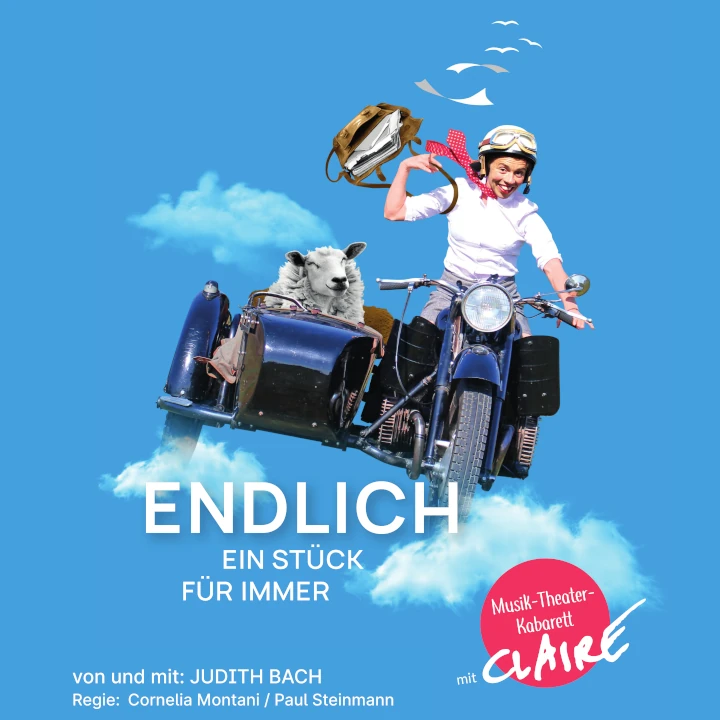 Claire fliegt auf einem Motorrad mit Beiwagen durch den blauen Himmel. Im Beiwagen sitzt ein Schaf.